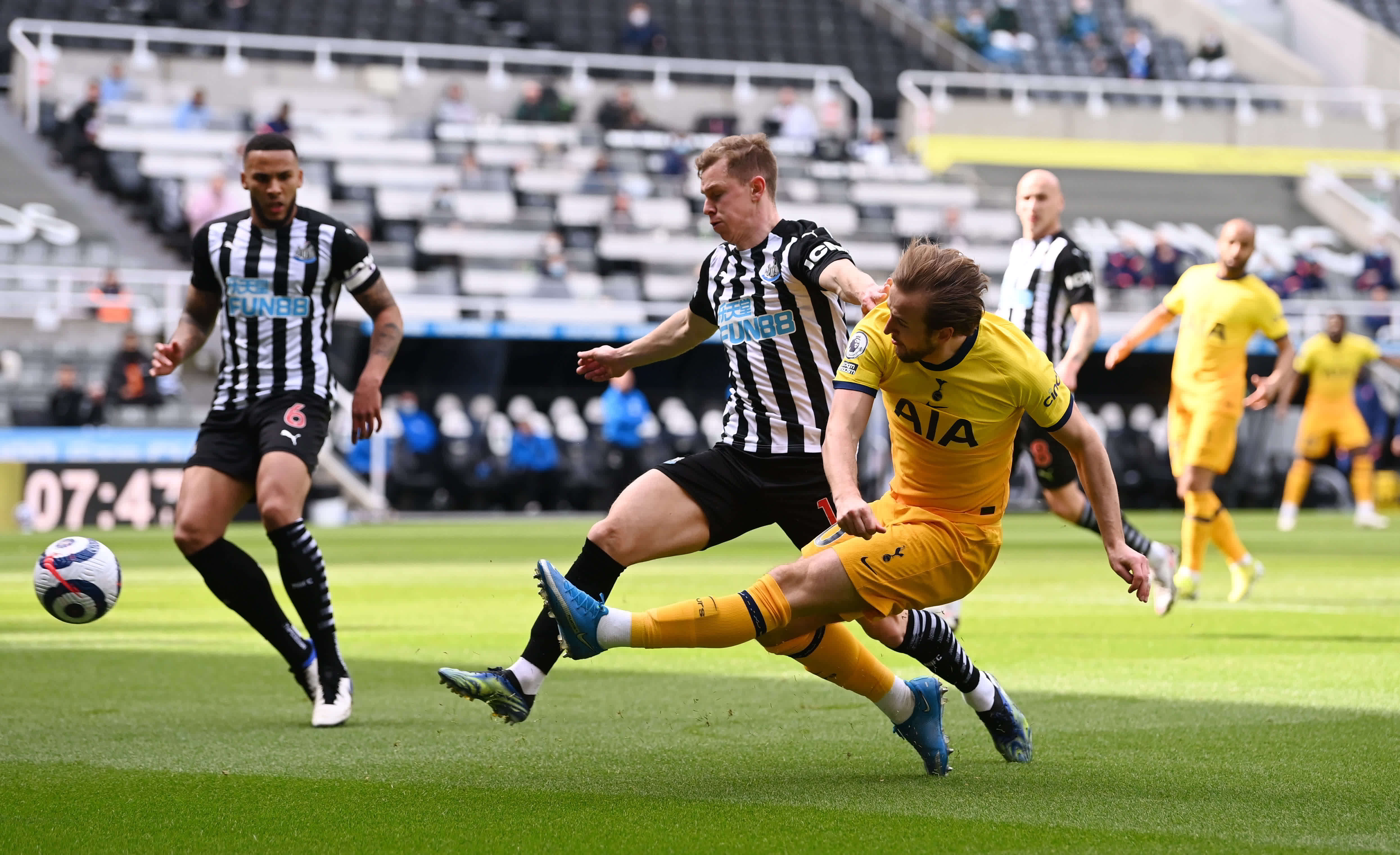 他的一举一 他的一举一